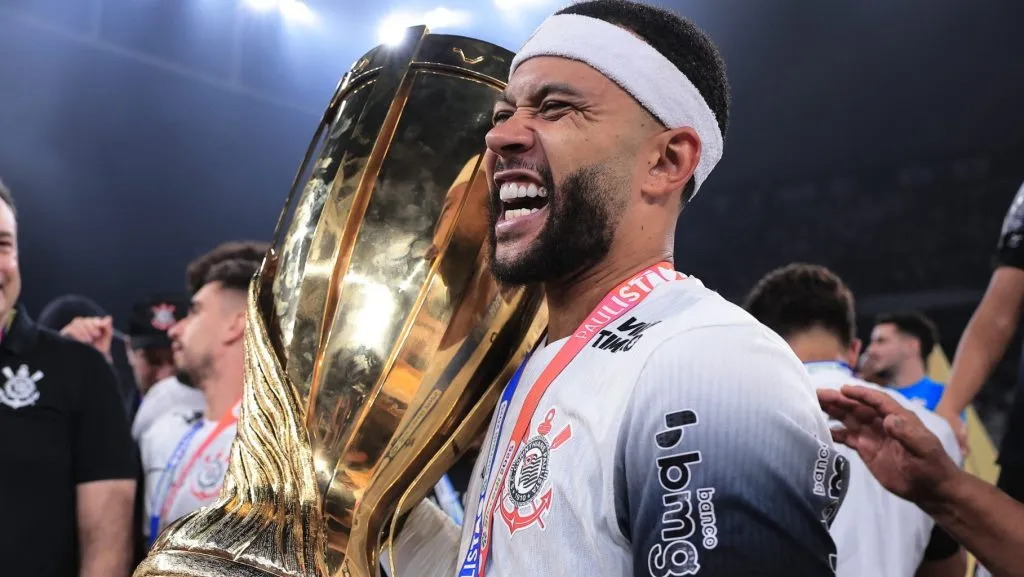 Memphis Depay comemorando. Foto: Ettore Chiereguini/AGIF