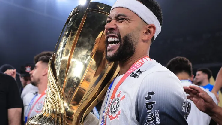 Memphis Depay comemorando. Foto: Ettore Chiereguini/AGIF