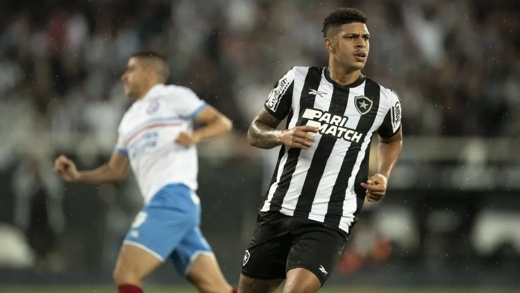 Luis Henrique celebra tento anotado com a camisa do Botafogo. Foto: Jorge Rodrigues/AGIF.
