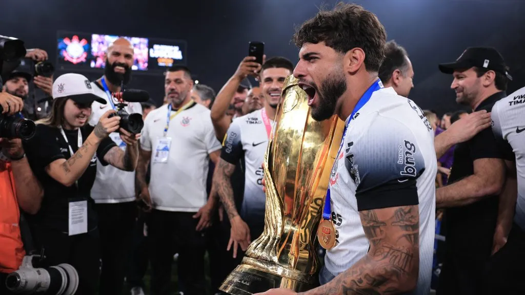  yuri alberto jogador do Corinthians levanta a taça de campeão durante cerimônia de premiação ao final da partida contra o Palmeiras no estádio Arena Corinthians pela decisão do campeonato Paulista 2025. Foto: Ettore Chiereguini/AGIF
