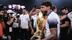 Yuri Alberto jogador do Corinthians levanta a taça de campeão durante cerimônia de premiação ao final da partida contra o Palmeiras no estádio Arena Corinthians pela decisão do campeonato Paulista 2025. Foto: Ettore Chiereguini/AGIF