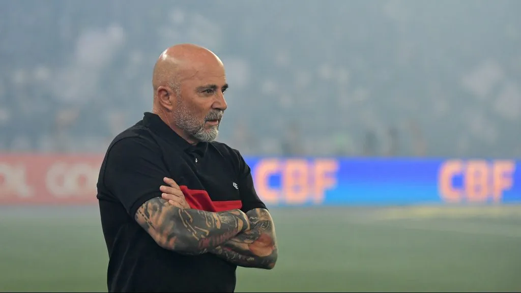 Jorge Sampaoli, técnico do Flamengo, durante partida contra o Botafogo, pelo Campeonato Brasileiro de 2023. Foto: Thiago Ribeiro/AGIF.
