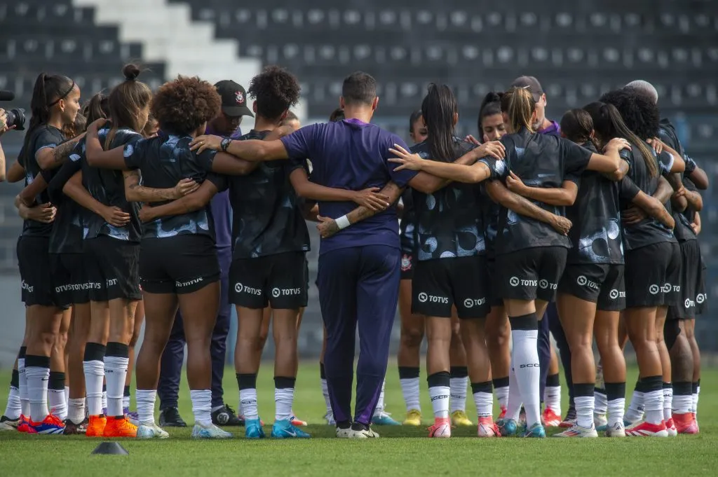 Jogadoras do Corinthians reunidas em duelo contra o Juventude