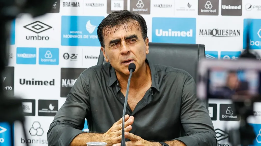 Quinteros em coletiva de imprensa