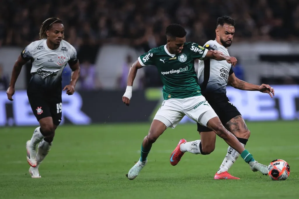 Estêvão em ação pelo Palmeiras na final do Paulistão. Foto: Ettore Chiereguini/AGIF