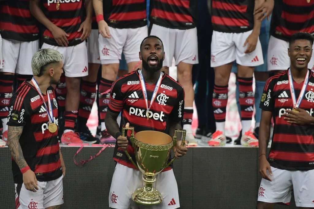 Gerson com a taça do Campeonato Carioca. Foto: Thiago Ribeiro/AGIF