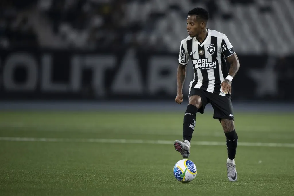 RJ – RIO DE JANEIRO – 20/07/2024 – BRASILEIRO A 2024, BOTAFOGO X INTERNACIONAL – Tche Tche jogador do Botafogo durante partida contra o Internacional no estadio Engenhao pelo campeonato Brasileiro A 2024. Foto: Jorge Rodrigues/AGIF