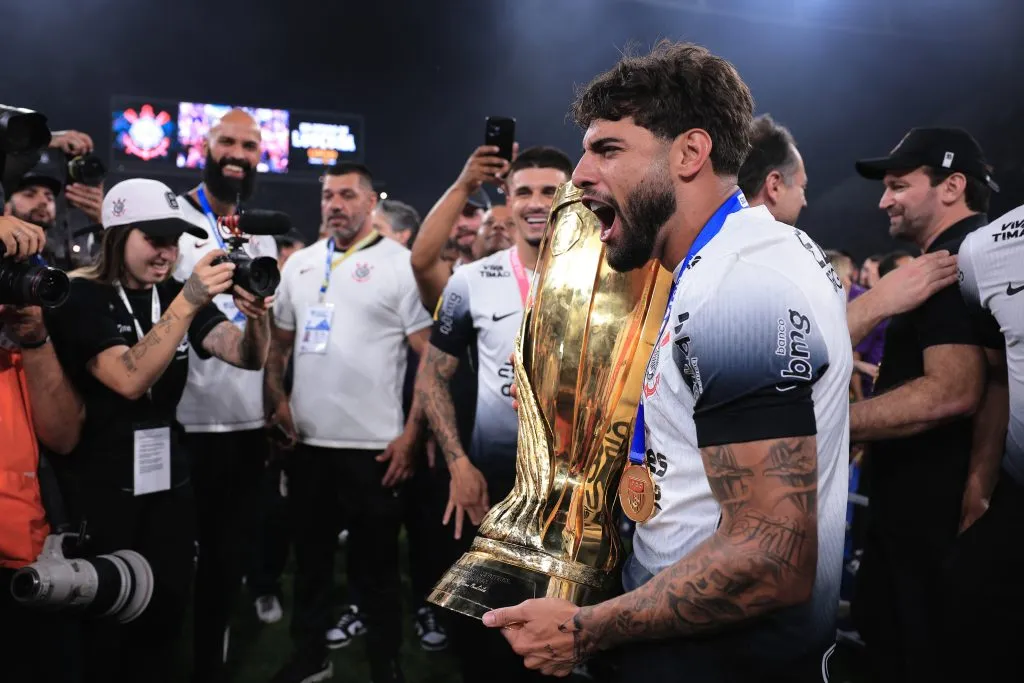 Yuri Alberto comemora o título do Paulistão. Foto: Ettore Chiereguini/AGIF