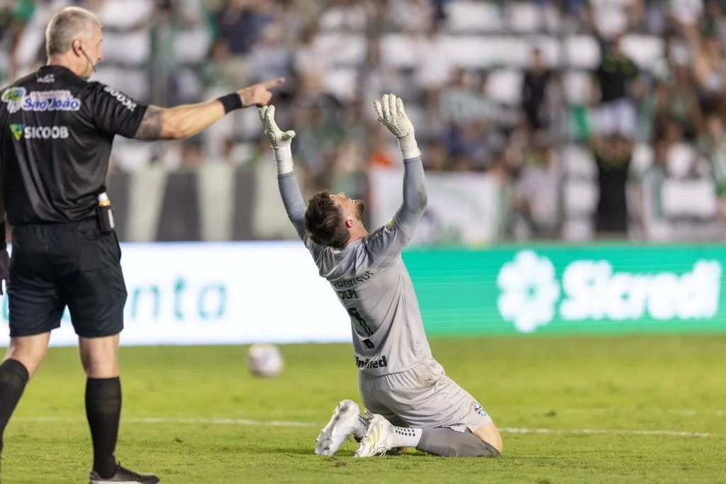 Tiago Volpi fez diversas defesas e virou destaque em Grêmio x Atlético-MG. Foto: Liamara Polli/AGIF