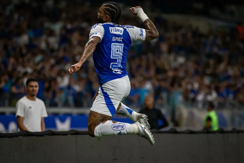 Gabigol jogador do Cruzeiro comemora seu gol durante partida contra o Mirassol – Foto: Fernando Moreno/AGIF