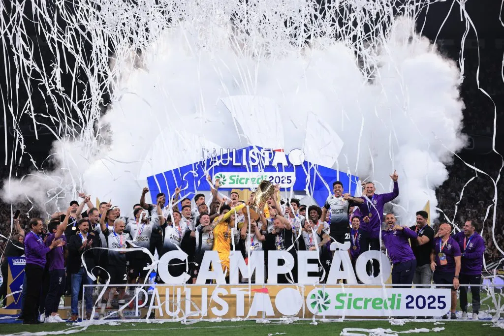 Jogadores do Corinthians levantam a taça de campeão durante cerimonia de premiação ao final da partida contra o Palmeiras – Foto: Ettore Chiereguini/AGIF