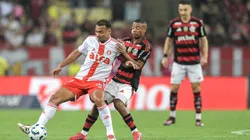 SP - RIO DE JANEIRO - 29/03/2025 - BRASILEIRO A 2025, FLAMENGO X INTERNACIONAL - De La Cruz jogador do Flamengo disputa lance com Alan Patrick jogador do Internacional durante partida no estadio Maracana pelo campeonato Brasileiro A 2025. Foto: Thiago Ribeiro/AGIF