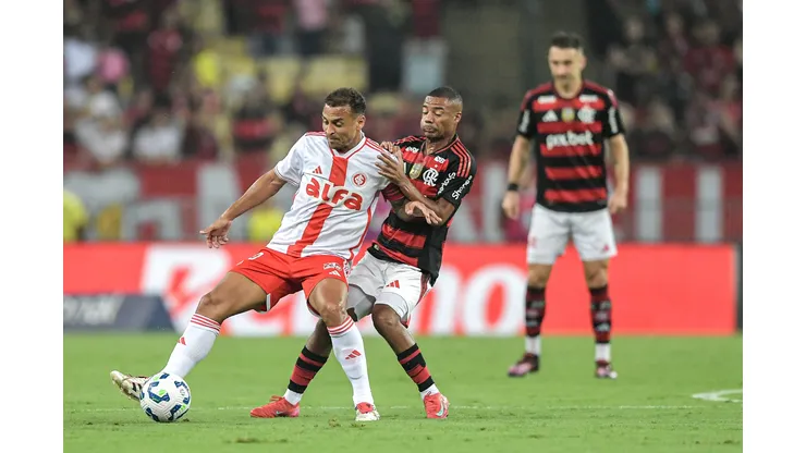 SP - RIO DE JANEIRO - 29/03/2025 - BRASILEIRO A 2025, FLAMENGO X INTERNACIONAL - De La Cruz jogador do Flamengo disputa lance com Alan Patrick jogador do Internacional durante partida no estadio Maracana pelo campeonato Brasileiro A 2025. Foto: Thiago Ribeiro/AGIF