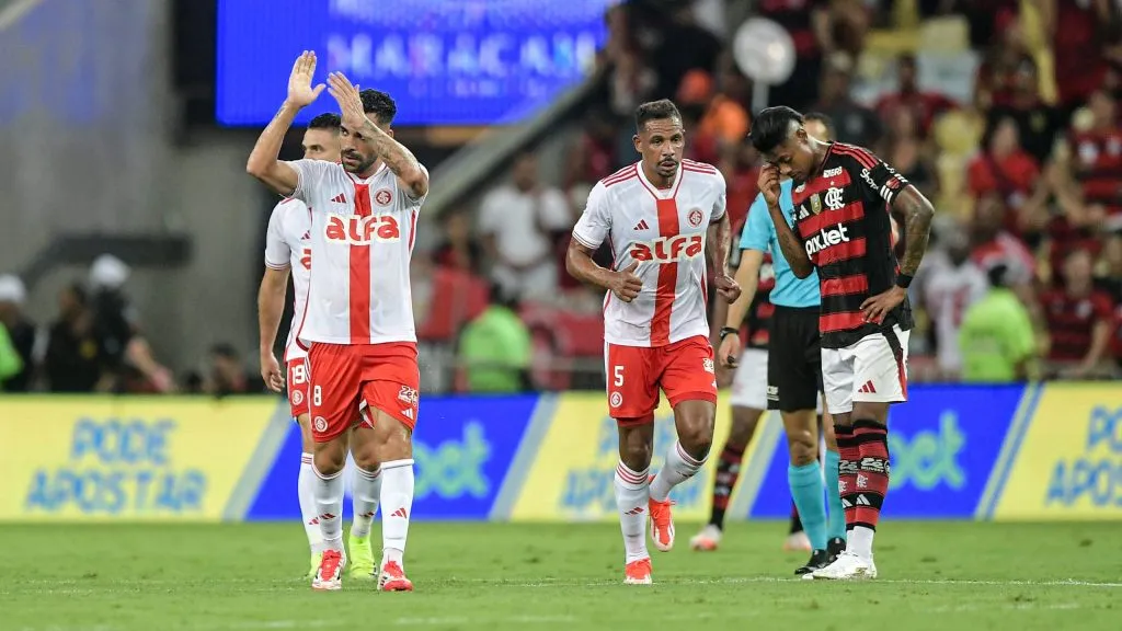 Bruno Henrique, jogador do Internacional, comemora seu gol durante partida contra o Flamengo, pelo Campeonato Brasileiro. Foto: Thiago Ribeiro/AGIF.
