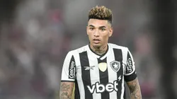 Igor Jesus, jogador do Botafogo, durante partida contra o Flamengo, pelo Campeonato Carioca. Foto: Thiago Ribeiro/AGIF.