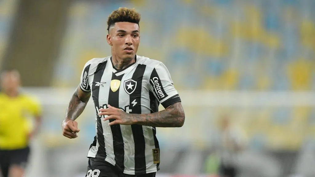 Igor Jesus em ação com a camisa do Botafogo. Foto: Thiago Ribeiro/AGIF.