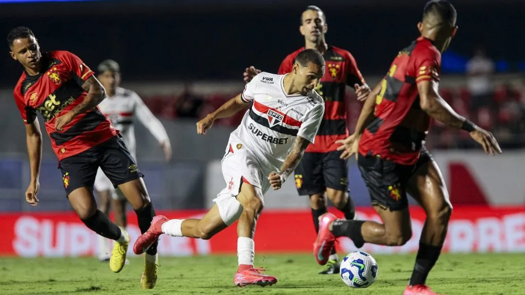 Matheus Alves jogador do São Paulo durante partida contra o Sport no estádio Morumbi pelo campeonato Brasileiro A 2025. Foto: Marco Miatelo/AGIF
