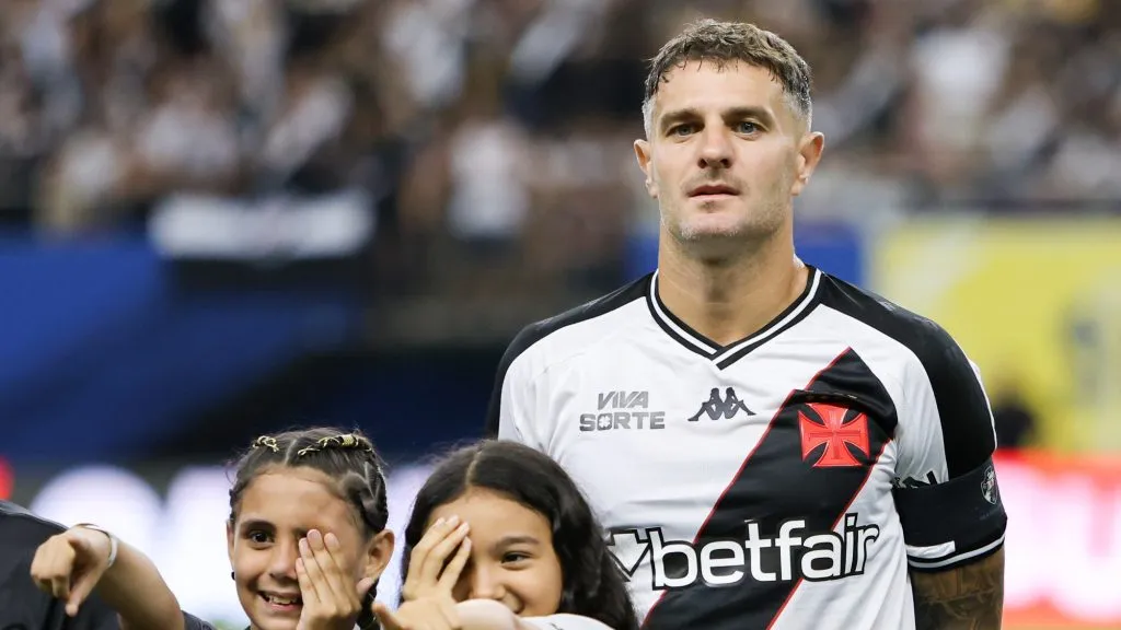 Vegetti, atleta do Vasco, durante execução do hino nacional antes da partida contra o Madureira, pelo Campeonato Carioca. Foto: Antonio Pereira/AGIF.