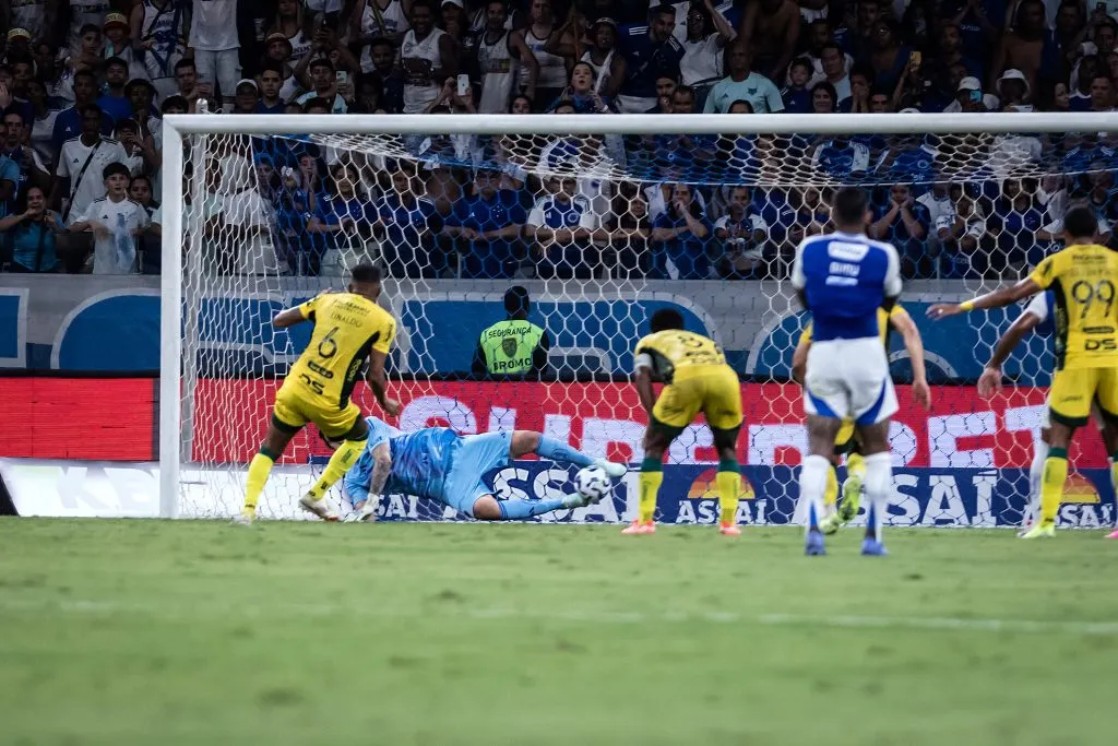 Momento em que Cássio  defendeu o pênalti de Reinaldo. 
