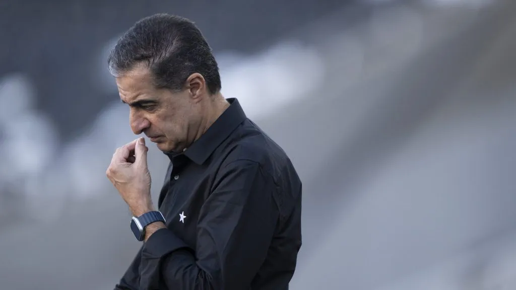 Renato Paiva, técnico do Botafogo, durante partida do clube carioca. Foto: Jorge Rodrigues/AGIF.