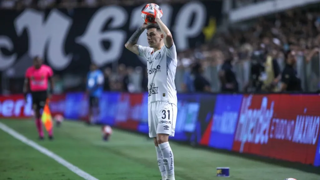 Escobar jogador do Santos durante partida contra o Bragantino no estádio Vila Belmiro pelo campeonato Paulista 2025. Foto: Reinaldo Campos/AGIF