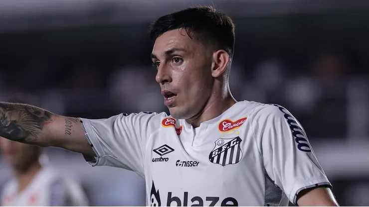 Escobar jogador do Santos durante partida contra o Palmeiras no estádio Vila Belmiro pelo campeonato Paulista 2025. Foto: Ettore Chiereguini/AGIF