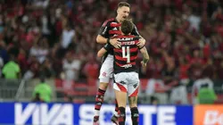 Léo Pereira, jogador do Flamengo, comemora seu gol com Léo Ortiz durante partida contra o Internacional, pelo Campeonato Brasileiro. Foto: Thiago Ribeiro/AGIF.
