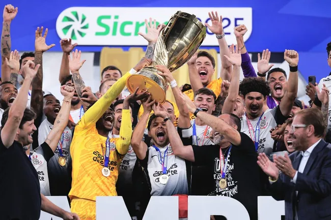 Jogadores do Corinthians levantam a taça de Campeão Paulista 2025 – Foto: Ettore Chiereguini/AGIF