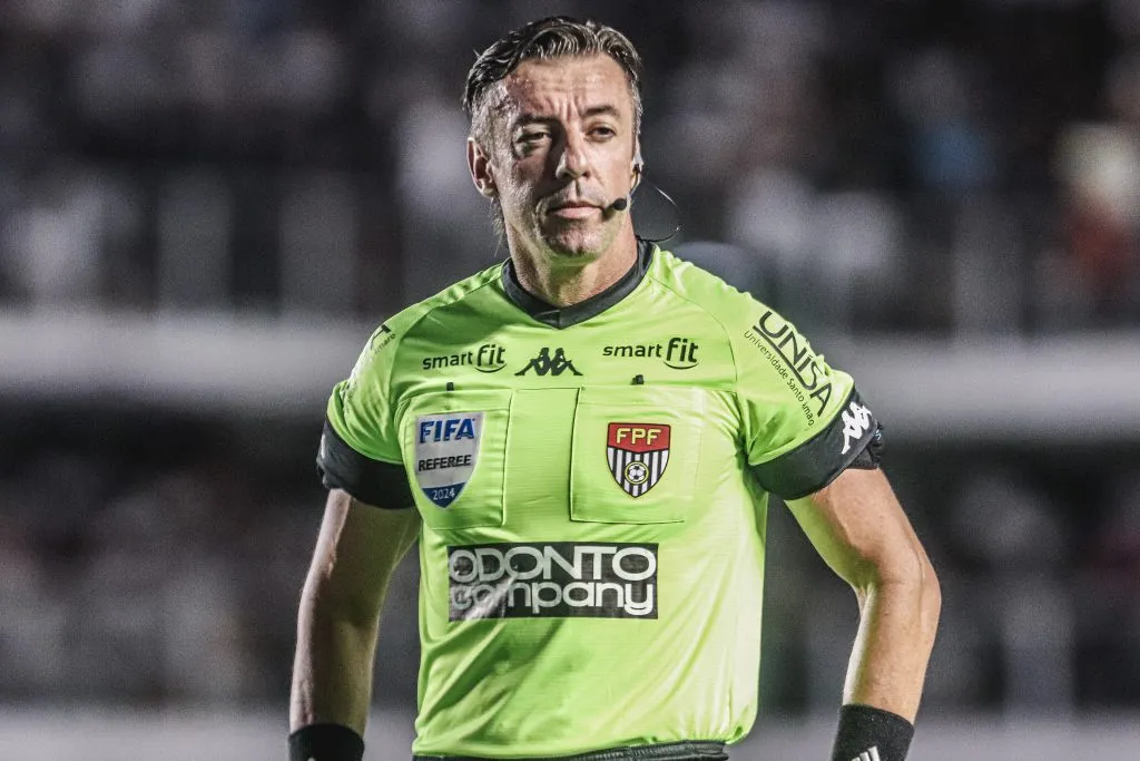 Claus foi o juiz do confronto. Foto: Reinaldo Campos/AGIF