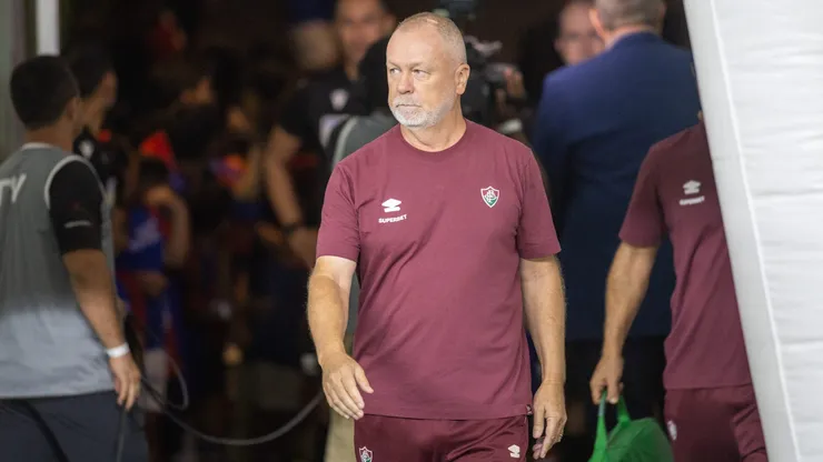 Mano Menezes técnico do Fluminense durante partida contra o Fortaleza no estádio Arena Castelão pelo campeonato Brasileiro A 2025.