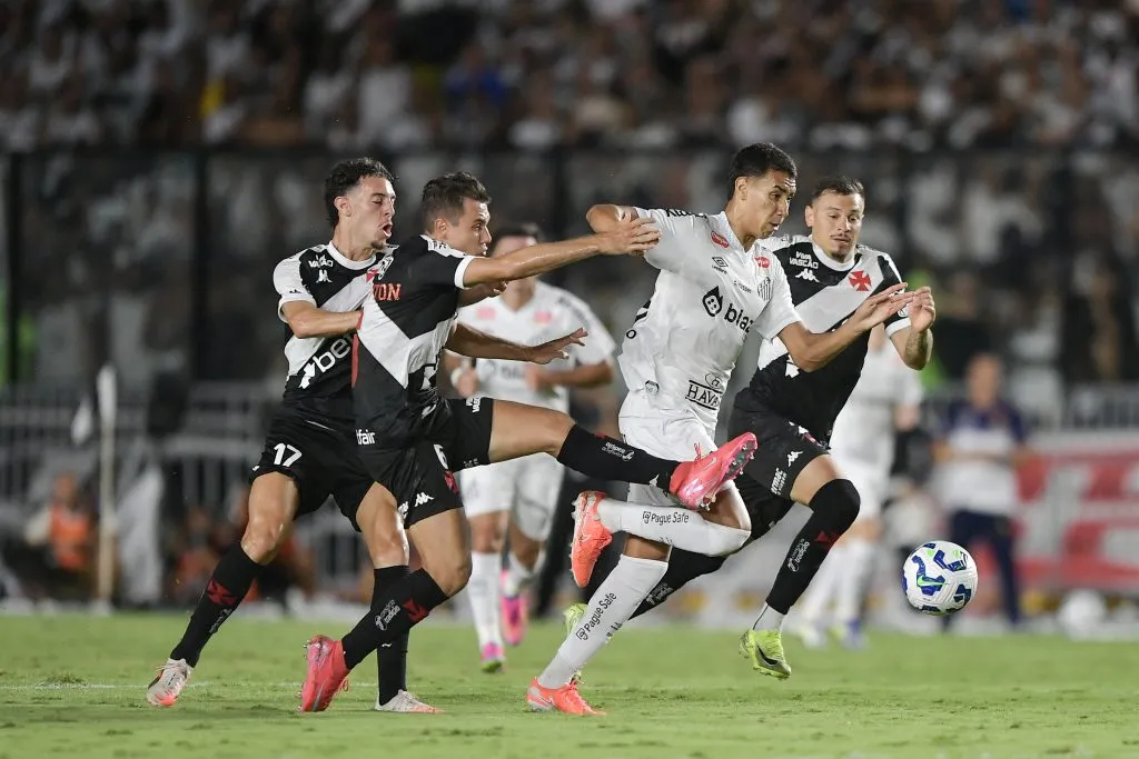Vasco e Santos fizeram um jogo movimentado. Foto: Thiago Ribeiro/AGIF