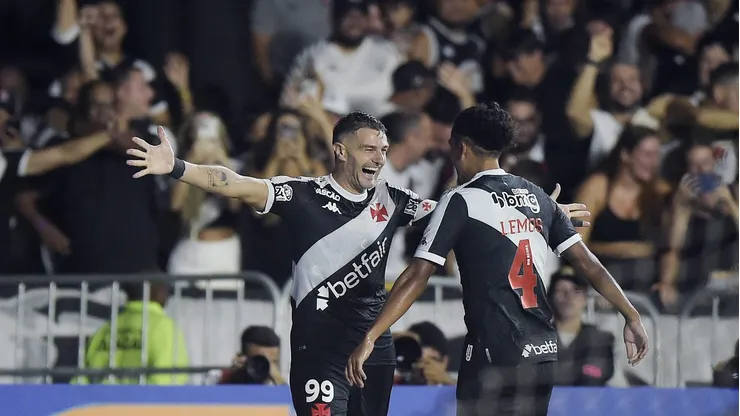 Vegetti foi decisivo com gol e assistência na vitória contra o Santos Foto: Alexandre Loureiro/AGIF