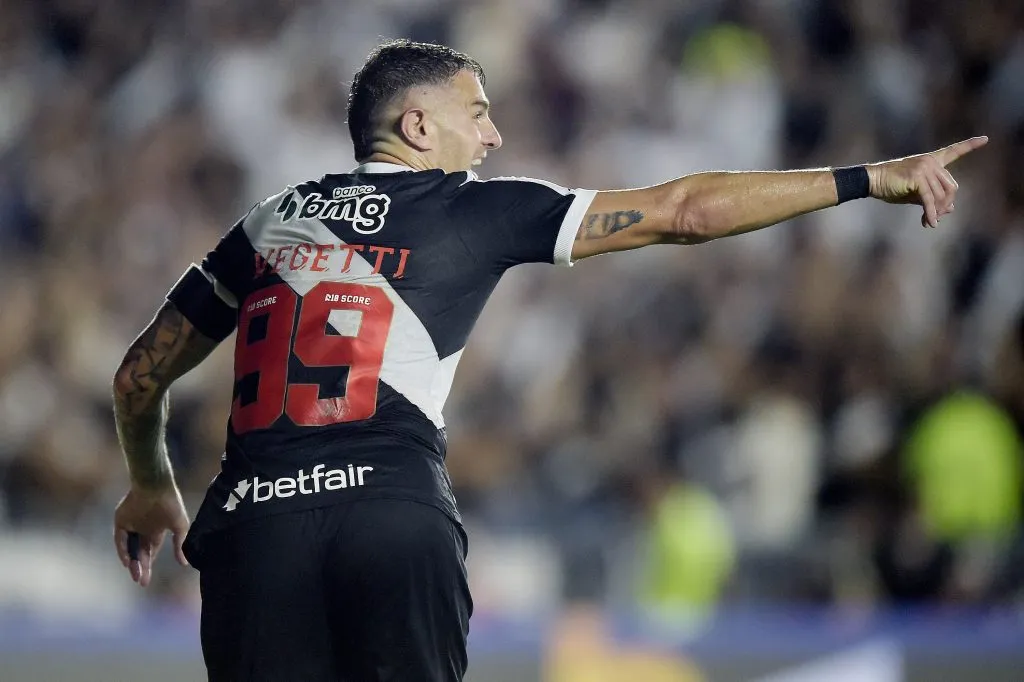 Vegetti, jogador do Vasco, comemora seu gol durante partida contra o Santos pelo campeonato Brasileiro 2025. Foto: Alexandre Loureiro/AGIF