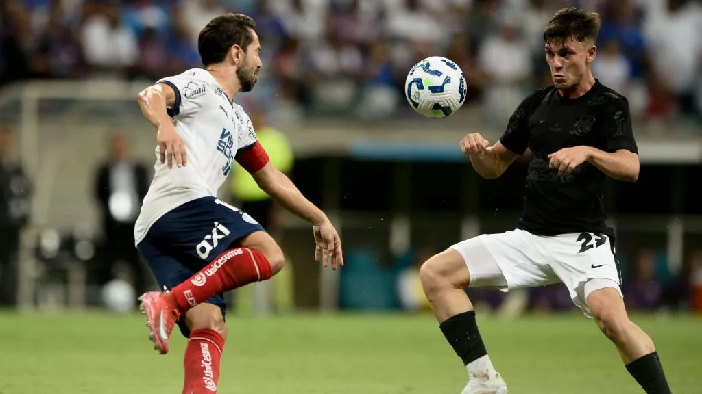 Everton Ribeiro, jogador do Bahia, disputa lance com Bidon jogador do Corinthians durante partida no estadio Arena Fonte Nova pelo campeonato Brasileiro A 2025. Foto: Jhony Pinho/AGIF