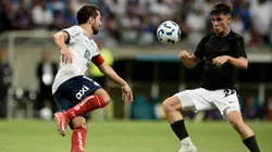 Everton Ribeiro, jogador do Bahia, disputa lance com Bidon jogador do Corinthians durante partida no estadio Arena Fonte Nova pelo campeonato Brasileiro A 2025. Foto: Jhony Pinho/AGIF