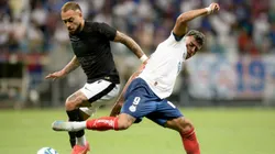 Lucho Rodriguez, jogador do Bahia, disputa lance com Maycon jogador do Corinthians durante partida no estadio Arena Fonte Nova pelo campeonato Brasileiro A 2025. Foto: Jhony Pinho/AGIF