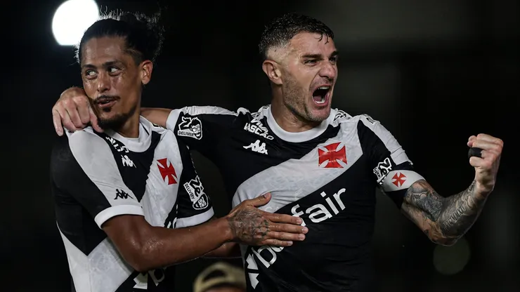 Vegetti, jogador do Vasco comemora seu gol com Mauricio Lemos jogador da sua equipe durante partida contra o Santos no estadio Sao Januario pelo campeonato Brasileiro A 2025.