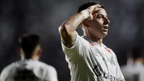 Álvaro Barreal entra na vaga de Gabriel Veron no ataque do Peixe contra CRB - Foto: Alexandre Loureiro/AGIF.