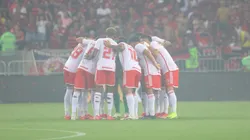 Jogadores do Internacional reunidos em campo antes do jogo contra o Flamengo, pelo Campeonato Brasileiro. Foto: Ricardo Duarte/Internacional.