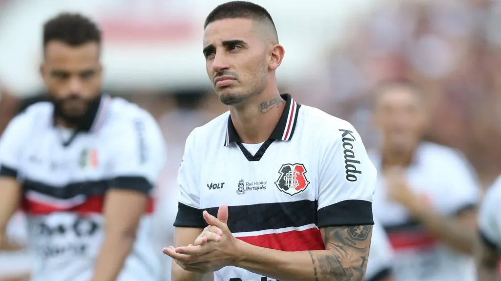 Thiago Galhardo em ação pelo Santa Cruz – Foto: Marlon Costa/AGIF