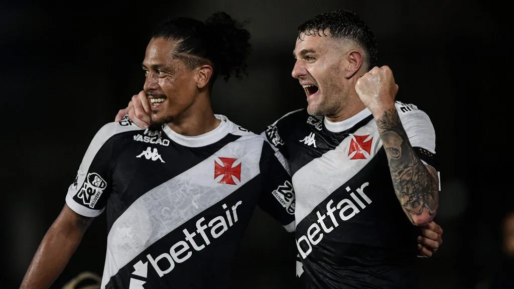 Mauricio Lemos e Vegetti celebram gol do Vasco. Foto: Thiago Ribeiro/AGIF.