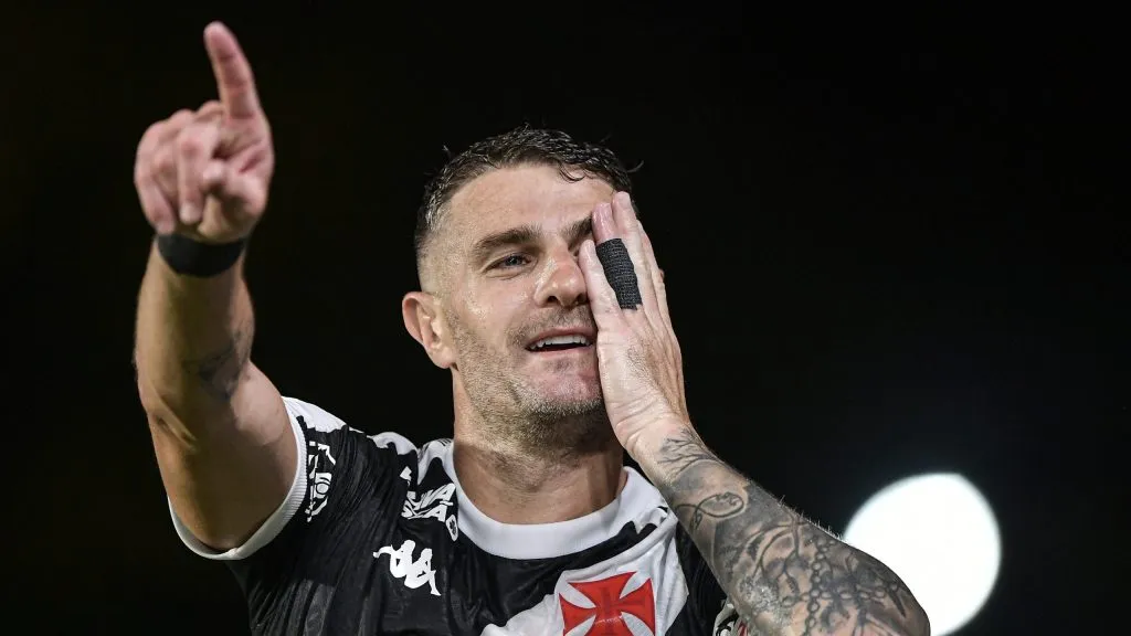 Vegetti fez o gol da vitória - Foto: Thiago Ribeiro/AGIF.