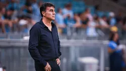 Gustavo Quinteros, técnico do Grêmio, durante partida contra o Atlético-MG, pelo Campeonato Brasileiro. Foto: Maxi Franzoi/AGIF.