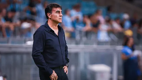 Gustavo Quinteros, técnico do Grêmio, durante partida contra o Atlético-MG, pelo Campeonato Brasileiro. Foto: Maxi Franzoi/AGIF.