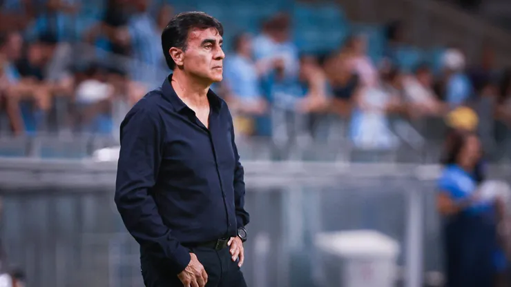 Gustavo Quinteros, técnico do Grêmio, durante partida contra o Atlético-MG, pelo Campeonato Brasileiro. Foto: Maxi Franzoi/AGIF.