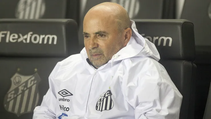 Sampaoli durante partida entre Santos e Grêmio, na Vila Belmiro, pelo Brasileirão 2019.