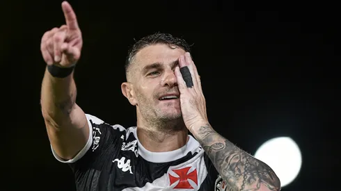 Pablo Vegetti comemorando pelo Vasco no Brasileirão – Foto: Thiago Ribeiro/AGIF
