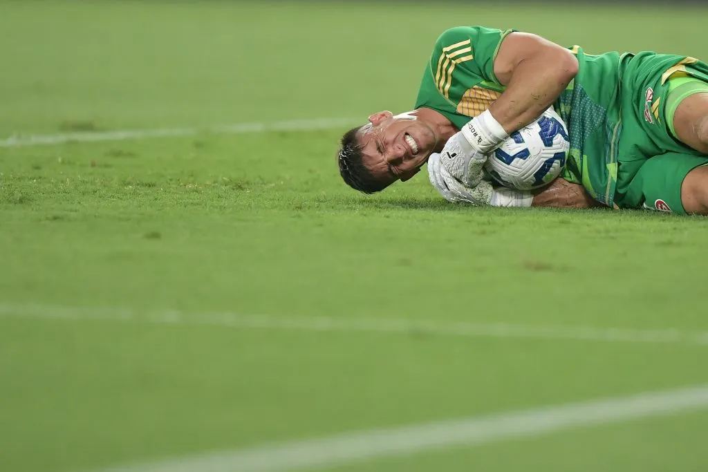 Rochet sofrendo lesão contra o Flamengo – Foto: Thiago Ribeiro/AGIF