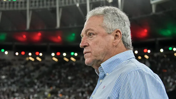 Abel Braga, técnico do Fluminense, durante partida contra o Internacional, pelo Campeonato Brasileiro de 2022. Foto: Thiago Ribeiro/AGIF.