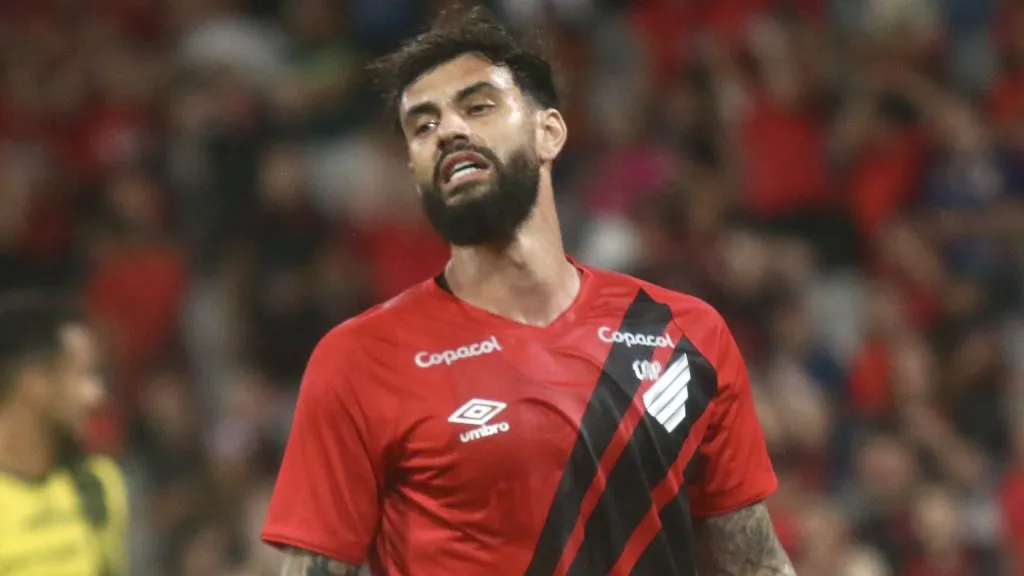 Mastriani jogador do Athletico-PR lamenta durante partida contra o FC Cascavel no estádio Arena da Baixada pelo campeonato Paranaense 2025. Foto: Gabriel Machado/AGIF